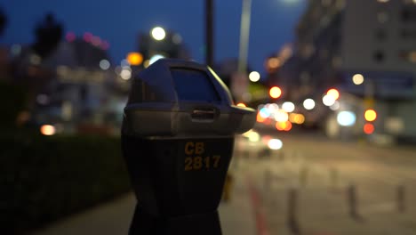 parquímetro en calle muy transitada