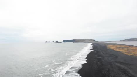 바다의 파도와 검은 모래의  ⁇ 한 대서양 해안선 reynisfjara 해변