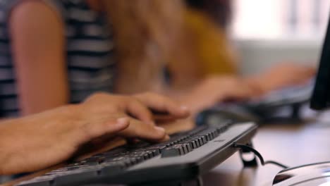 estudiantes que usan computadoras en la sala de computadoras