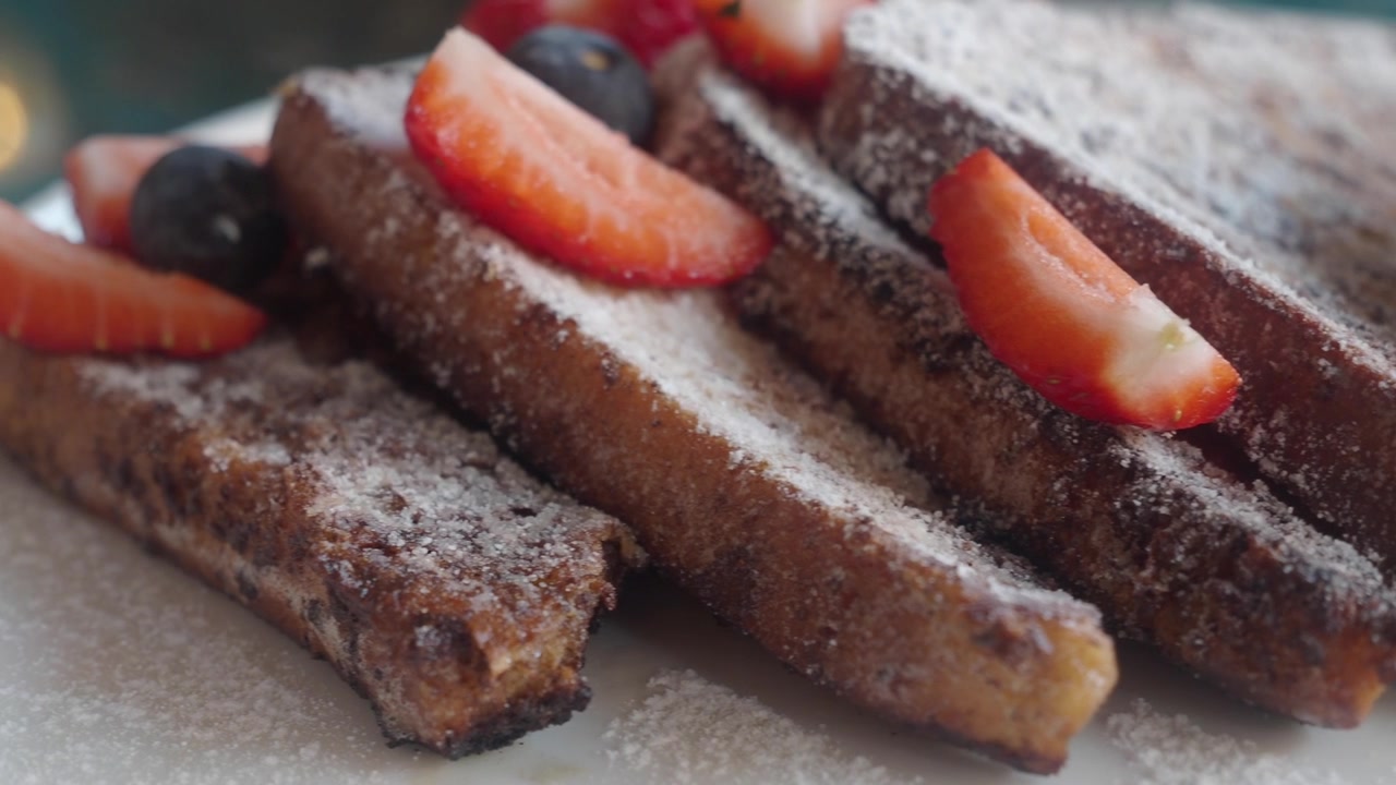 Deliziosi bastoncini di French Toast con frutti di bosco freschi e zucchero a velo