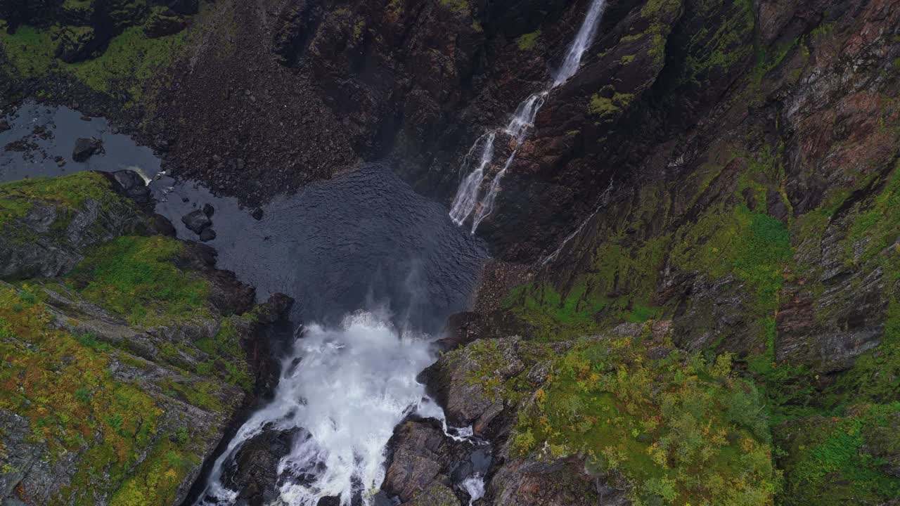 Ripresa con drone delle potenti cascate di Voringfossen tra scogliere e vegetazione, Norvegia.
