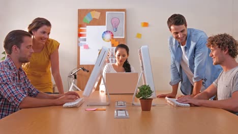 equipo de negocios creativo trabajando en computadora y portátil