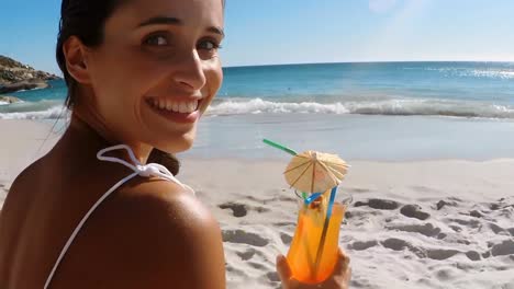 Porträt-Einer-Frau,-Die-Am-Strand-Einen-Cocktail-Trinkt