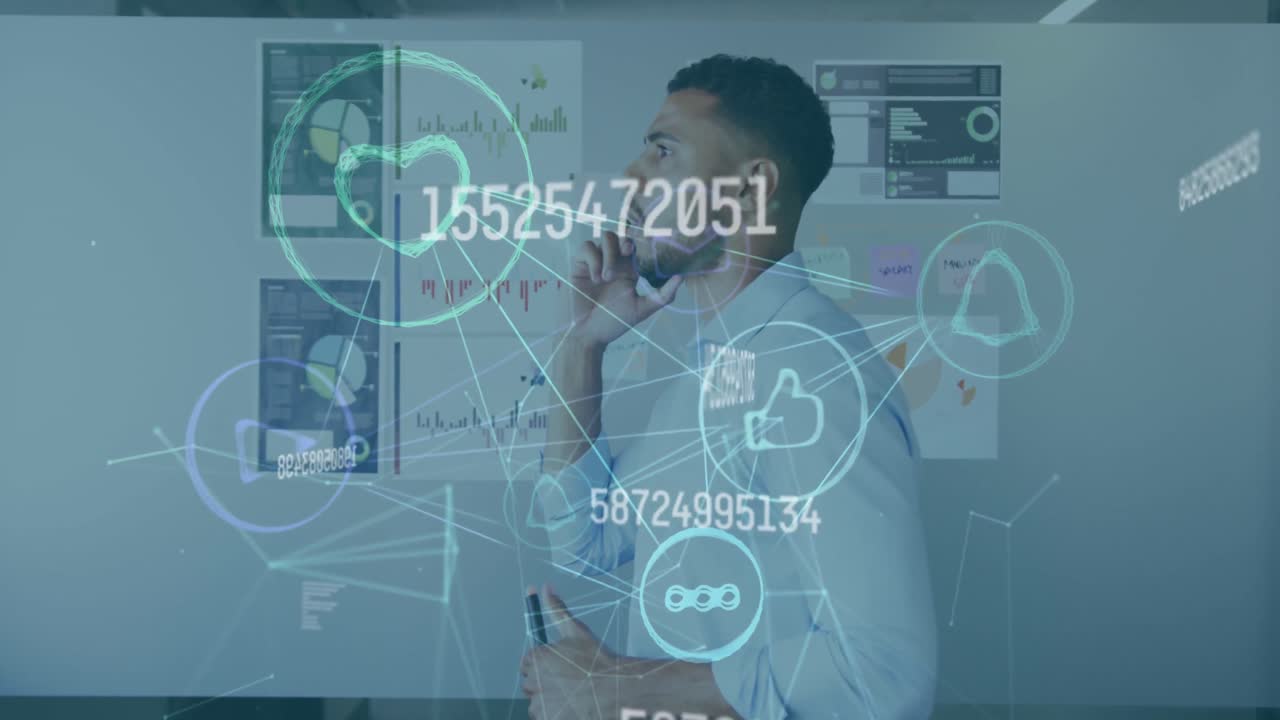 animación de la interfaz con iconos de medios conectados con un hombre hablando por teléfono en la oficina