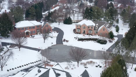 Mansiones-Americanas-En-Cal-De-Sac-Durante-Las-Tormentas-De-Nieve-De-Invierno