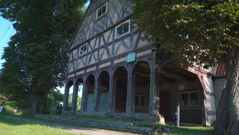 Looking-up-to-Charming-Mennonite-arcade-house-in-Poland's-historic-town,-a-glimpse-of-timeless-architecture