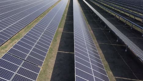 Patrón-De-Paneles-Solares-Negros-Dispuestos-En-Gran-Variedad-En-El-Campo-De-La-Pradera