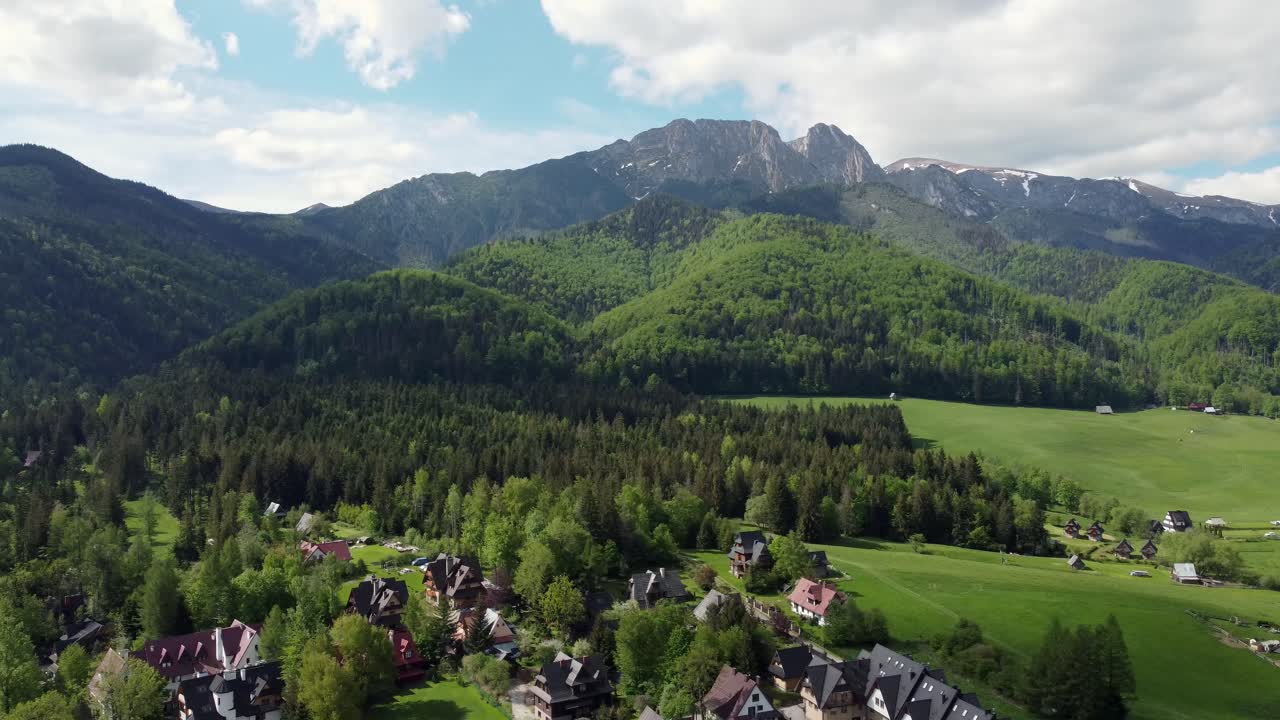 paisaje volando por el legendario pico giewont en las montañas polacas tatry, tierras de cultivo, bosques cerca de zakopane, polonia, una ciudad turística con arquitectura goral tradicional-3