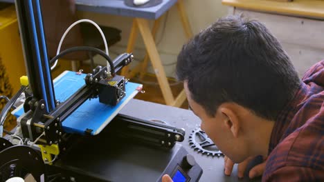 mecánico usando la máquina de matriz en la mesa 4k