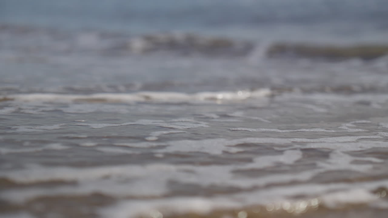 파도가 그것을 옮길 때 바다에 종이접기 보트를 손으로 놓는 것