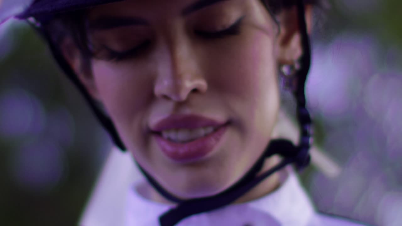 sonriente jinete de caballos brasileño jinete mujer cara de cerca en la luz de la tarde