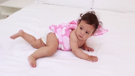 un bebé lindo en la cama