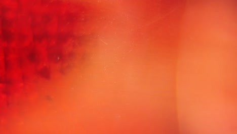 video macro detallado de una luz roja de motocicleta, deslizamiento en movimiento