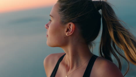 Hermosa-Mujer-En-La-Cima-De-La-Montaña-Mirando-La-Vista-Del-Océano-Al-Amanecer-Sintiéndose-Relajada-Con-El-Viento-Soplando-El-Pelo