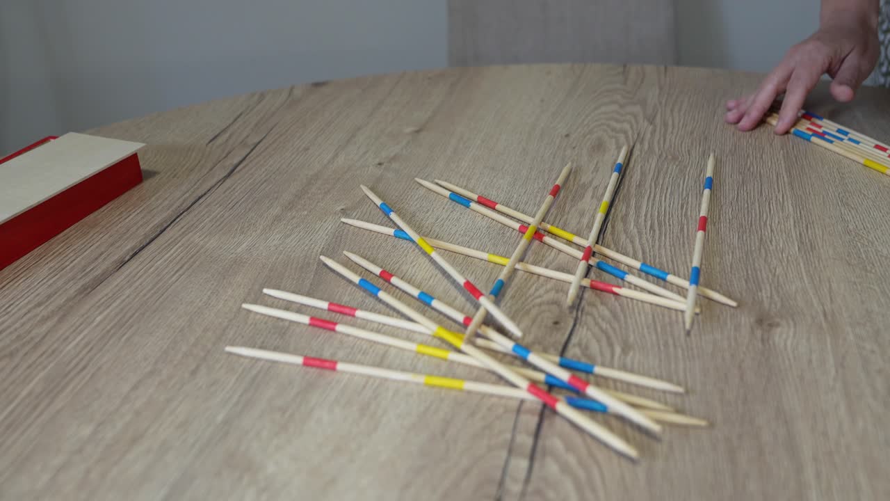 Gioco Mikado con bastoncini di legno
