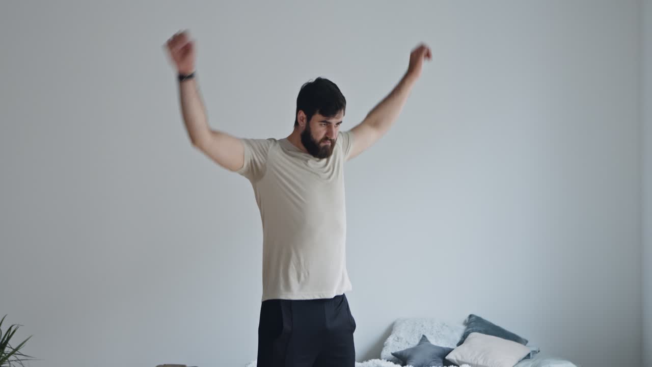 hombre estirándose y saltando en el dormitorio
