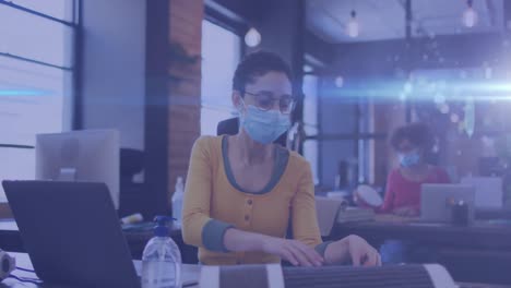 animación de rastros de luz brillante sobre las mujeres en la oficina con máscara facial