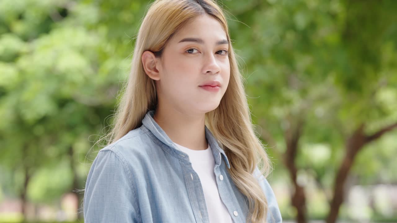 예쁜 아시아 학생이 혼자 서서 미소 짓고 카메라를 바라보는 클로즈업 초상화, 긍정적인 감정 개념