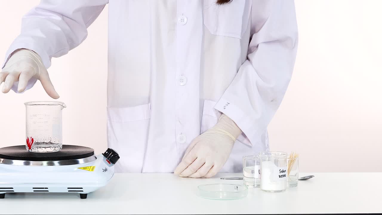 demostración de la cristalización del acetato de sodio en un entorno de laboratorio