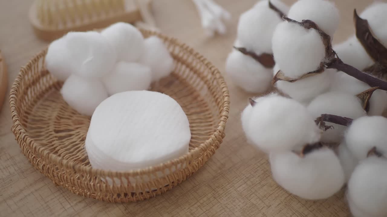 Batuffoli di cotone, dischetti e spazzola per capelli