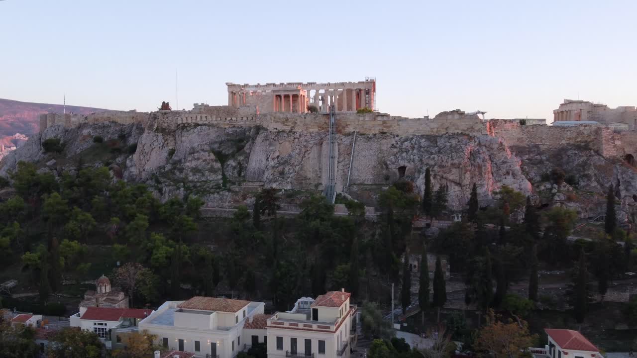 아테네 아크로폴리스 와 파르테논 성당 이 해 가 지는 모습, 도시 의 지평선 이 지평선 에 있는 모습