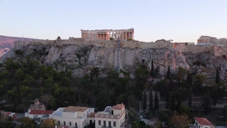 acrópolis de atenas y el partenón al atardecer con el horizonte de la ciudad en el horizonte, vista aérea
