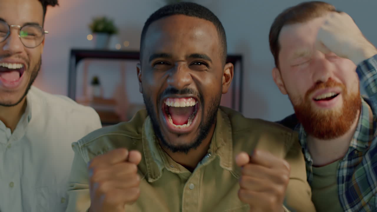 amigos celebrando un evento deportivo