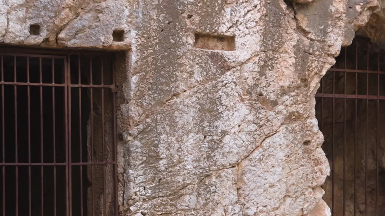 바위 지형 에서 막힌 문 을 가진 동굴 입구