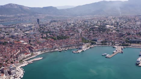 Una-Toma-Fantástica-En-Vuelo-Desde-Un-Dron-Sobre-La-Ciudad-Mediterránea-De-Split