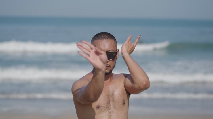 Uomo in posa in spiaggia