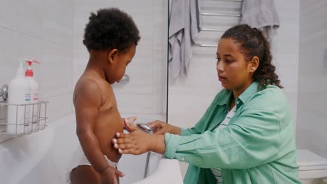 madre bañando al bebé