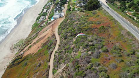parapente en la playa de cachagua, al lado de una carretera, región de valparaíso, país de chile