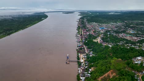 Contamana,-Provincia-De-Ucayali,-Perú&#39;---Pequeña-Ciudad-En-La-Selva-Tropical-Del-Río-Amazonas-Aislada