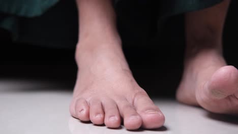 바닥에 맨발로