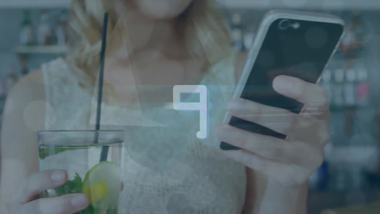 스마트폰을 사용하는 백인 여성에 대한 숫자 및 데이터 처리의 애니메이션