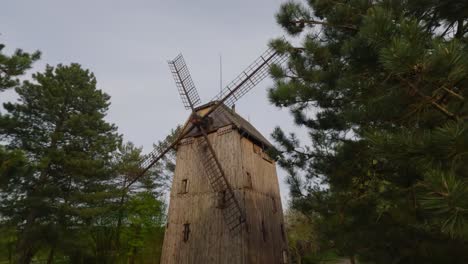 Molino-De-Madera-En-La-Reserva-Natural-De-La-Isla-Cow,-Kazimierz-Dolny,-Polonia