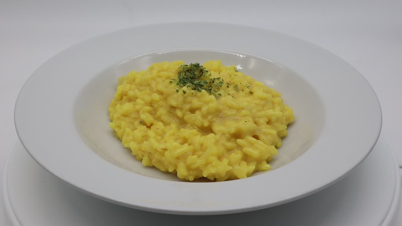 risotto italiano con zafferano en un plato blanco