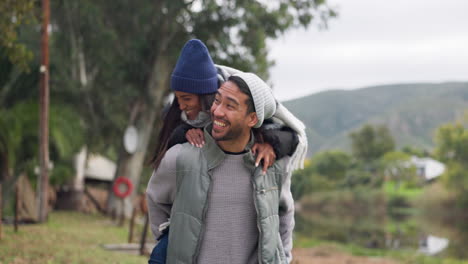 senderismo, piggyback o pareja feliz en el descanso a