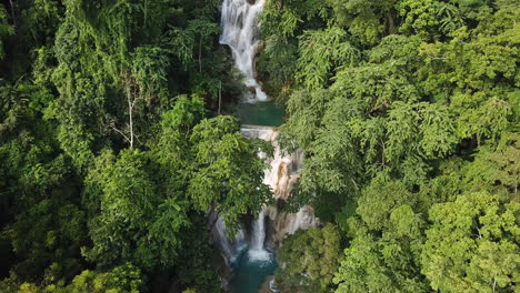 majestuosas cataratas kuang si con piscinas naturales en la selva de laos