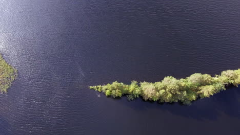 hermosa pequeña isla estrecha en un lago en finlandia