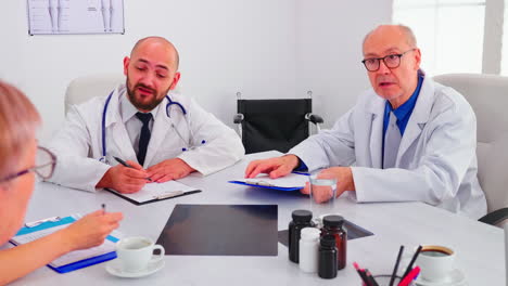 Médico-Realizando-Una-Presentación-Sobre-Los-Síntomas-De-Los-Pacientes