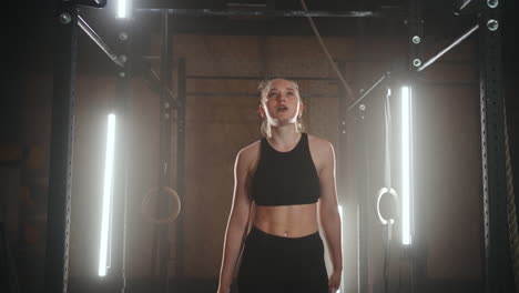 Una-Joven-Está-Haciendo-Ejercicios-De-Atletismo-En-El-Bar-De-La-Sala-De-Gimnasia-Colgando-Y-Tirando-Hacia-Arriba.