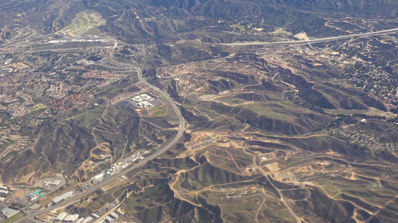 toma aérea sobre la expansión suburbana en las colinas a las afueras de los ángeles