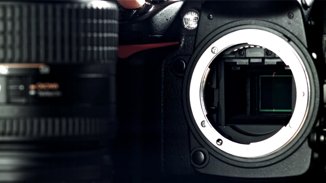 Nahaufnahme des Verschluss- und Spiegelmechanismus einer DSLR-Kamera