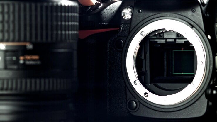 Nahaufnahme des Verschluss- und Spiegelmechanismus einer DSLR-Kamera