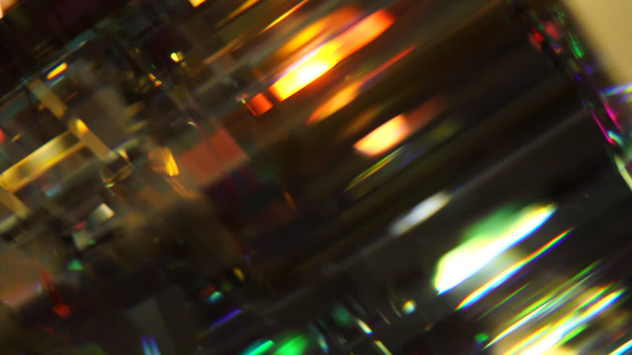 cubo de vidrio giratorio con efecto de caleidoscopio colorido por reflexión de la luz