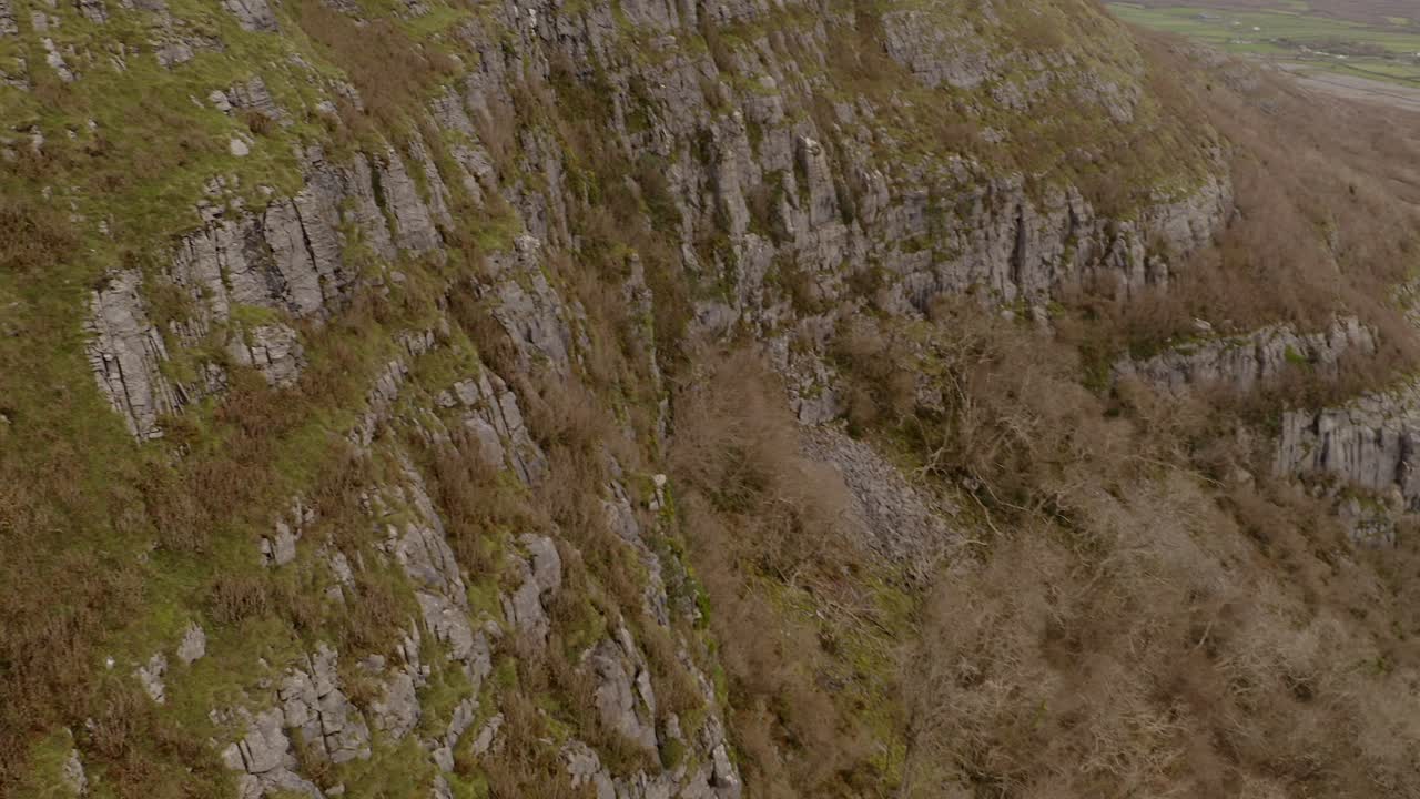el descenso aéreo desde las alturas de la montaña slieve carran revela los intrincados detalles del extenso paisaje de burren.
