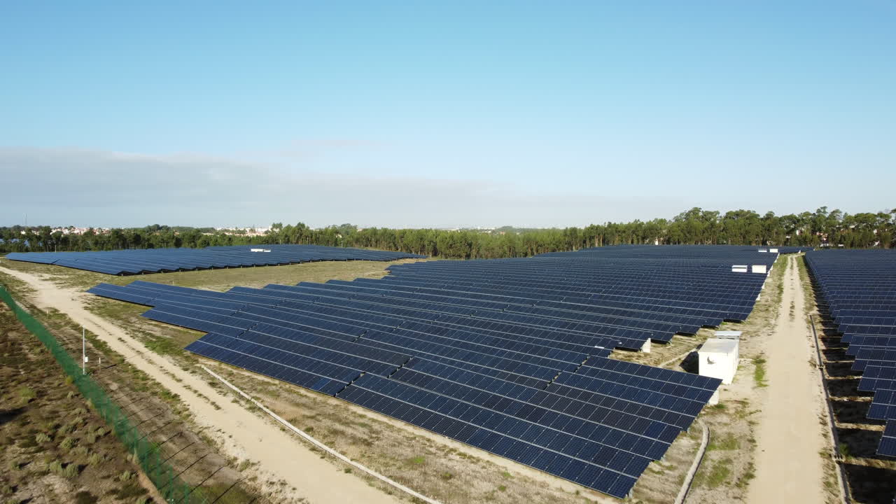paneles fotovoltaicos en una estación agrícola de energía solar en portugal generando energía a partir de la luz solar