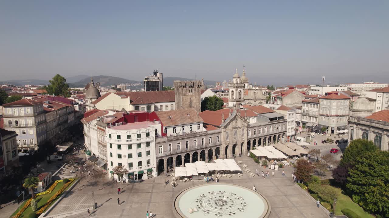 Veduta aerea sulla piazza storica del centro di Braga, edifici antichi - Portogallo