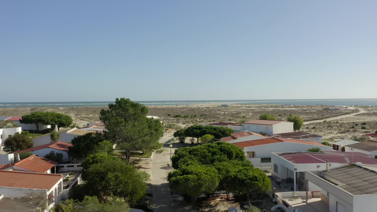 hermoso pueblo de playa rodeado de increíbles playas y paisajes marinos disfrutando del cálido sol